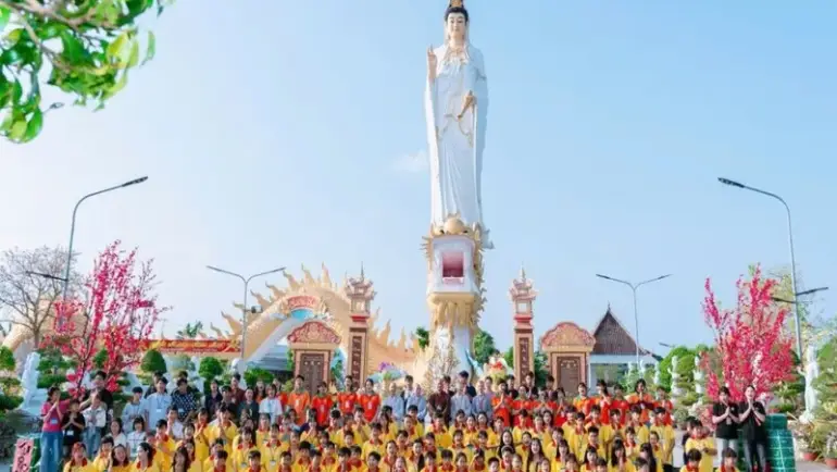 Chuyên gia Suri Nguyễn đồng hành cùng khóa tu “Suối Nguồn Yêu Thương” tại chùa Vạn Phước