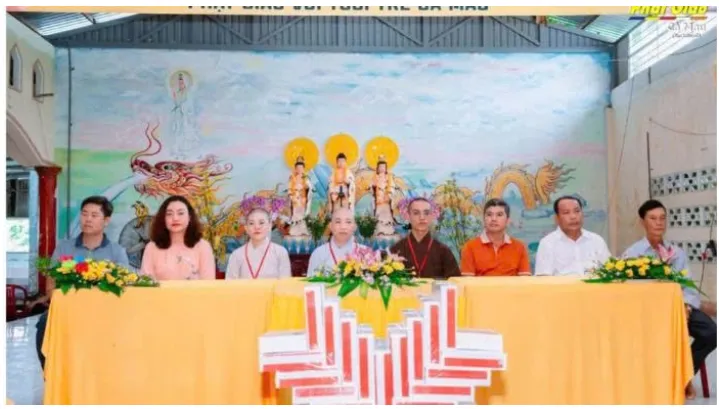 Ban tổ chức và chư Tôn đức tham dự khóa tu “Ươm Mầm Tương Lai” lần thứ 18 tại chùa Vạn Phước. 