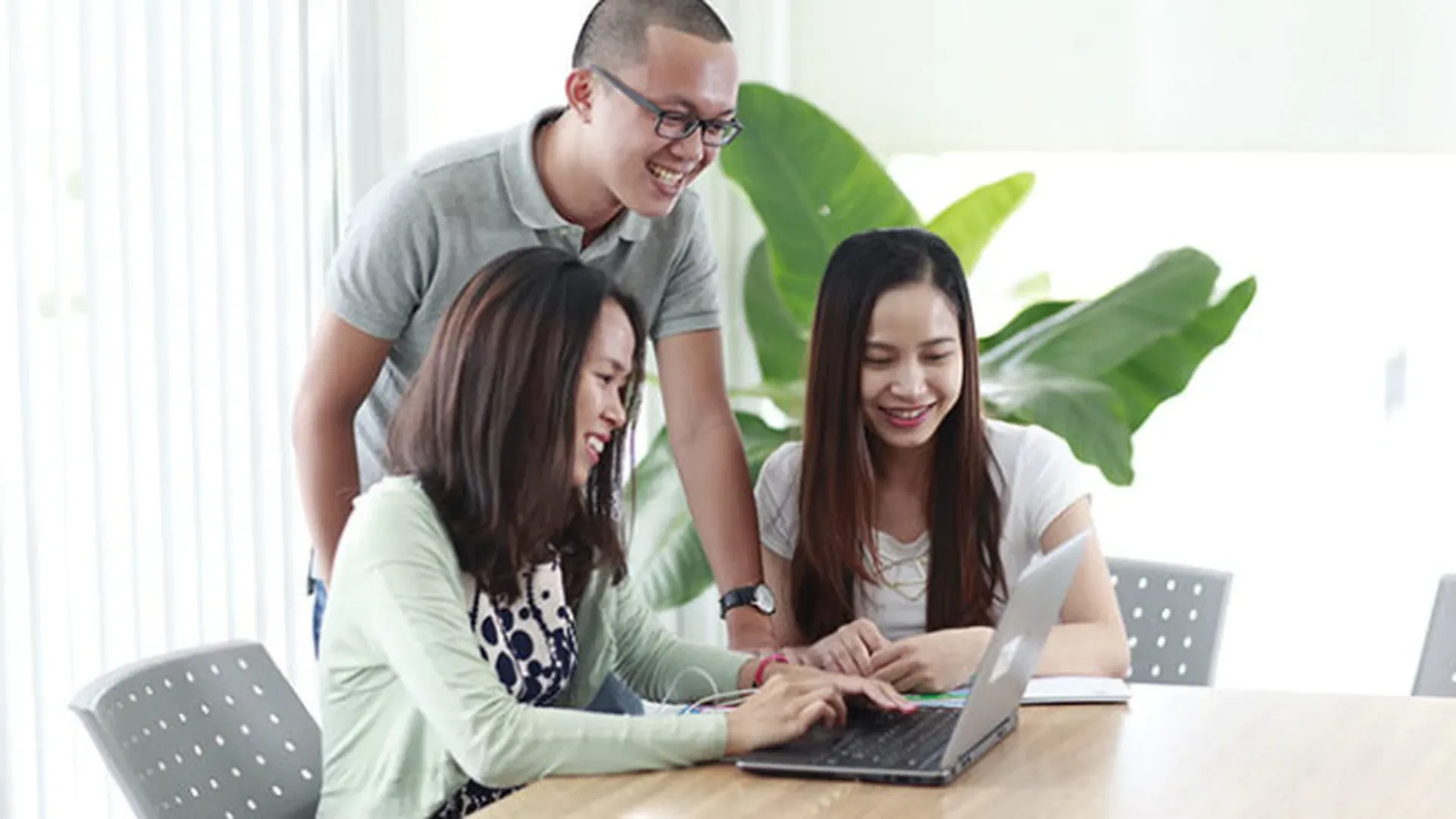 Lắng nghe không phán xét giúp thấu hiểu trăn trở của người trẻ, từ đó đưa ra định hướng phù hợp. Lắng nghe không phán xét giúp thấu hiểu trăn trở của người trẻ, từ đó đưa ra định hướng phù hợp.